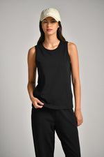 גופייה בייסיק עם לוגו בגב