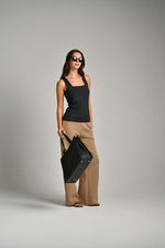 גופייה מבד אלסטי מפתח מרובע