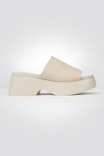 כפכפי פלטפורמה דמוי עור עם רצועה רחבה