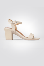 סנדלי עקב דמוי עור בצבע בז'