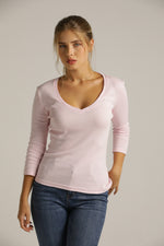 חולצת טי עם מחשוף וי עמוק | קנת קול