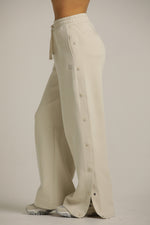 מכנסי טרנינג רחבים עם כפתורים בצד | קנת קול