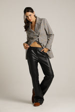 מכנסי דמוי עור בגזרת בוטקאט | קנת קול