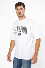 חולצה מבית המותג CHAMPION משלבת בצורה אולטיבטיבית בין, נוחות בלתי מתפשרת ואופנתיות מלאה.