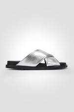 כפכפים רצועות מוצלבות לנשים בצבע כסף