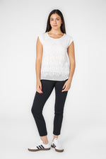 טישירט תחרה לנשים בצבע לבן