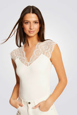 טישירט עם שרוולי תחרה בצבע שמנת