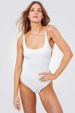 בגד ים שלם לנשים בצבע לבן