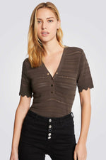 חולצת סריג לנשים בצבע חום