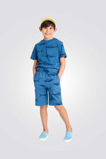 מכנסי ברמודה לילדים בצבע כחול עם הדפס