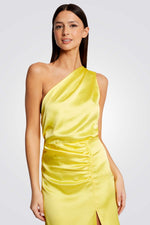 גופיית סאטן א-סימטרית בצבע צהוב