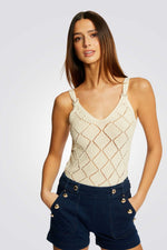 גופיית סריג עם פתחים בצבע בז'