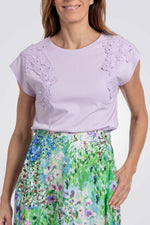 טישירט עם פרטי רקמה בצבע סגול