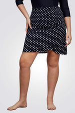 חצאית בגד ים מעטפת קצרה בצבע שחור עם נקודות