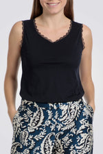 גופיית עם תחרה בקצוות בצבע נייבי