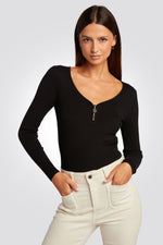 סריג וי ריבס עם רוכסן מקדימה בשחור