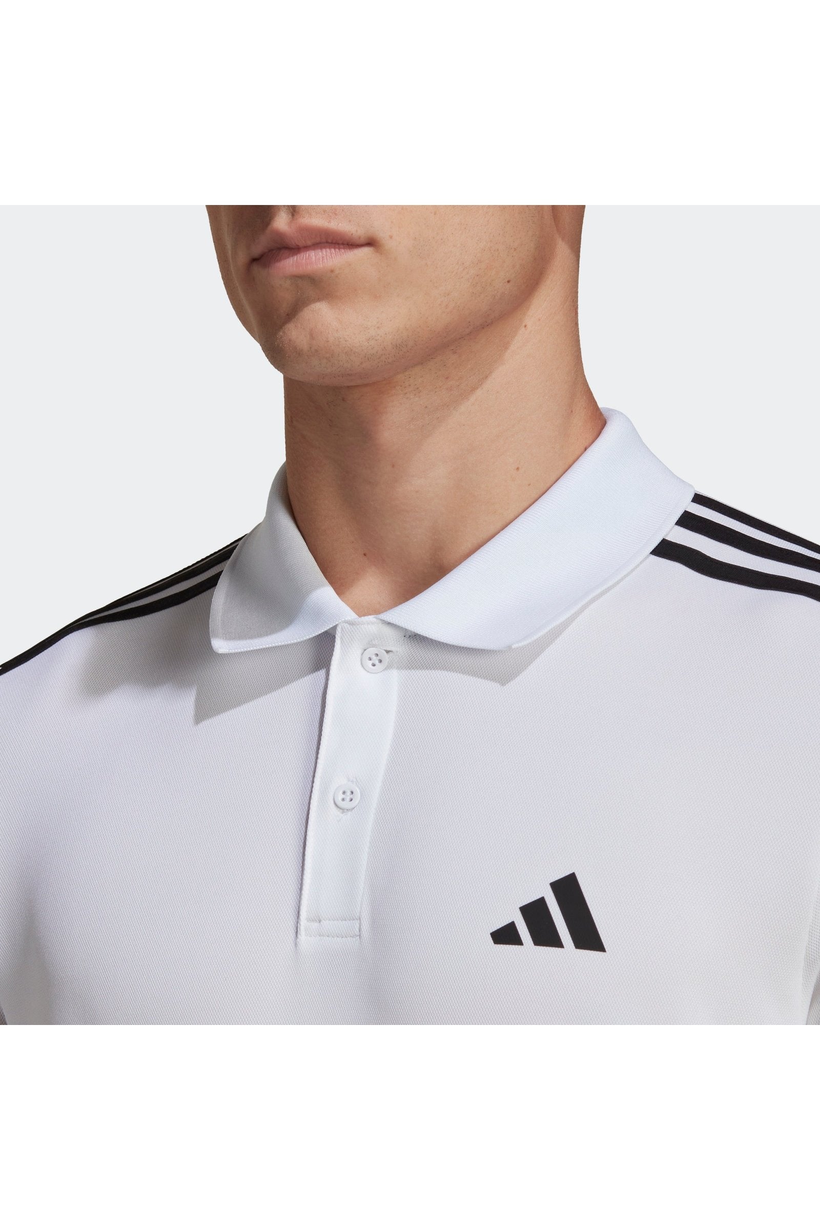 חולצת פולו לגברים TRAIN ESSENTIALS PIQUÉ 3-STRIPES בצבע לבן ושחור