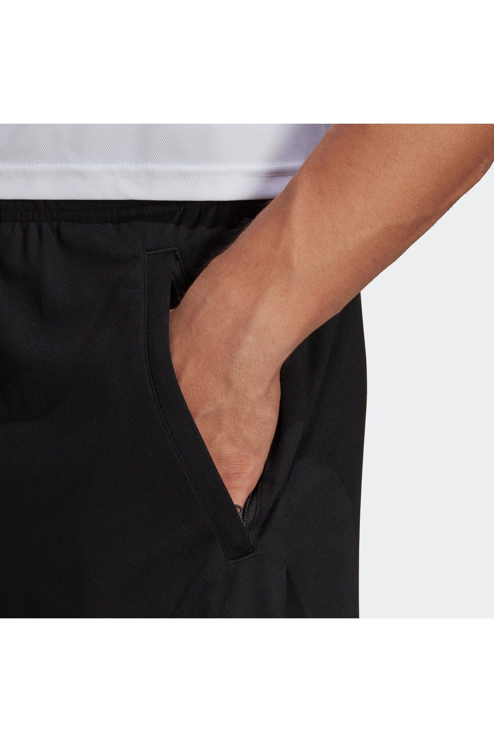 מכנסיים קצרים לגברים TRAIN ESSENTIALS LOGO בצבע שחור ולבן