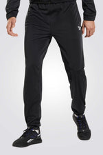 מכנסיים מבית המותג REEBOK, בעלי כיסים צדדיים לשמירה על החפצים. מותן אלסטית עם שרוך להתאמה מושלמת. 