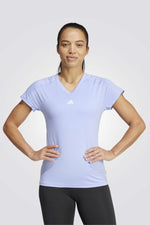 טישירט מבית המותג ADIDAS, בטכנולוגיית AEROREADY שסופגת לחות. עם צווארון V בגזרה קלאסית ונוחה.