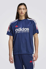 חולצה מבית המותג ADIDAS,בגזרה קלאסית וספורטיבית. משלבת בין אופנתיות שמשתלבת עם כל פריט לבוש ונוחות בלתי מתפשרת.