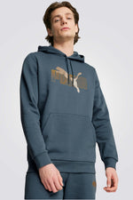 קפוצ'ון מבית המותג PUMA, בצבע כחול. מעוצב בסגנון קלאסי. בעל כיס קדמי לשמירה על החפצים.