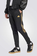 מכנסיים מבית המותג ADIDAS, גזרה קלאסית עם 3 פסים בצדדים. מותן אלסטית עם שרוך להתאמה מושלמת, כיסים קדמיים לשמירה על החפצים שלך.