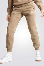 מכנסיים מבית המותג PUMA, בצבע חום. במראה קלאסי, בעלי רצועת מותן אלסטית וכיסי צד המבטיחים נוחות מירבית.