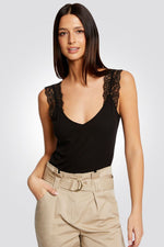 גופייה רצועות תחרה בצבע שחור