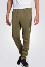 מכנסיים ארוכים לגברים ESSENTIALS SEASONAL בצבע ירוק זית