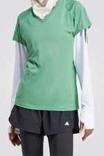 טישירט לנשים AEROREADY TRAIN ESSENTIALS V NEACK בצבע ירוק בהיר