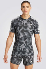 טישירט לגברים OWN THE RUN 3-STRIPES ALLOVER בצבע אפור ושחור