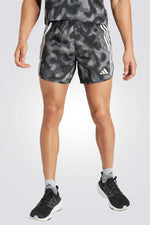 מכנסיים קצרים לגברים OWN THE RUN 3-STRIPES ALLOVER בצבע אפור ושחור
