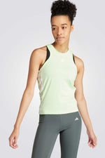 גופיה לנשים TRAIN ESSENTIALS בצבע ירוק זוהר