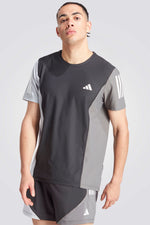 טישירט לגברים OWN THE RUN COLORBLOCK בצבע שחור ואפור