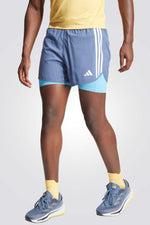 מכנסיים קצרים לגברים OWN THE RUN 3-STRIPES 2-IN-1 בצבע כחול ולבן