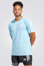 טישירט לגברים OWN THE RUN 3-STRIPES בצבע תכלת ולבן