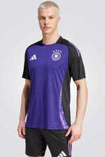 טישירט מבית המותג ADIDAS עשויה מחומר מנדף זיעה ששומר על הגוף שלך מאורר לאורך כל האימון . הרכב בד : אינטרלוק 100% פוליאסטר ממוחזר