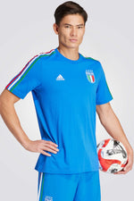 טישירט לגברים ITALY DNA 3-STRIPES בצבע כחול ולבן