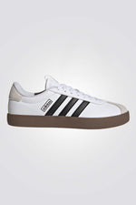 נעליים מבית המותג ADIDAS בעלות מדרס פנימי שעוטף את הרגל בצורה הטובה ביותר עם נוחות מקסימלית, סולייה חיצונית מגומי שמספקת אחיזה מלאה בקרקע