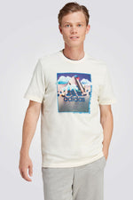 טישירט לגברים LANDSCAPE BADGE GRAPHIC בצבע לבן