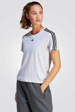 חולצה מבית המותג ADIDAS, עשויה מבד מנדף זיעה ששומר על הגוף שלך מאורר לאורך כל האימון.