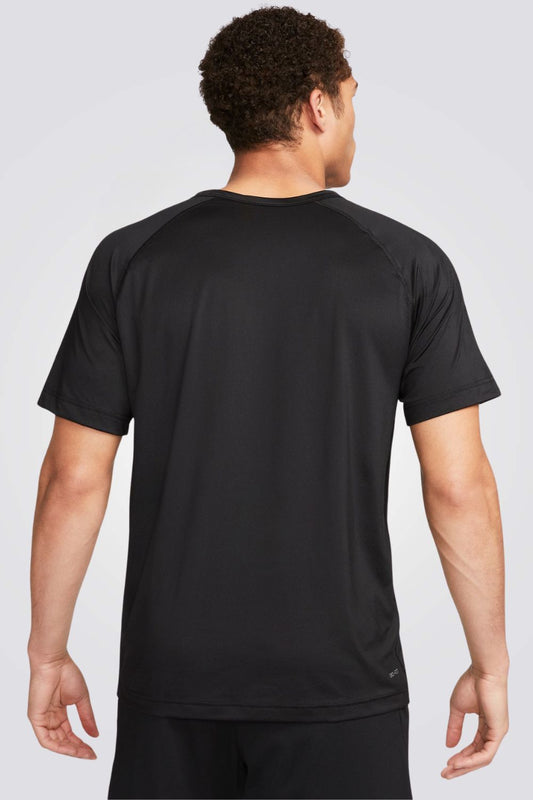 חולצה מבית המותג NIKE, עשויה מבד מנדף זיעה ששומר על הגוף שלך מאורר לאורך האימון.