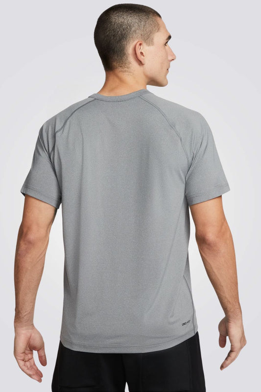 חולצה מבית המותג NIKE, עשויה מבד מנדף זיעה ששומר על הגוף שלך מאורר לאורך האימון.