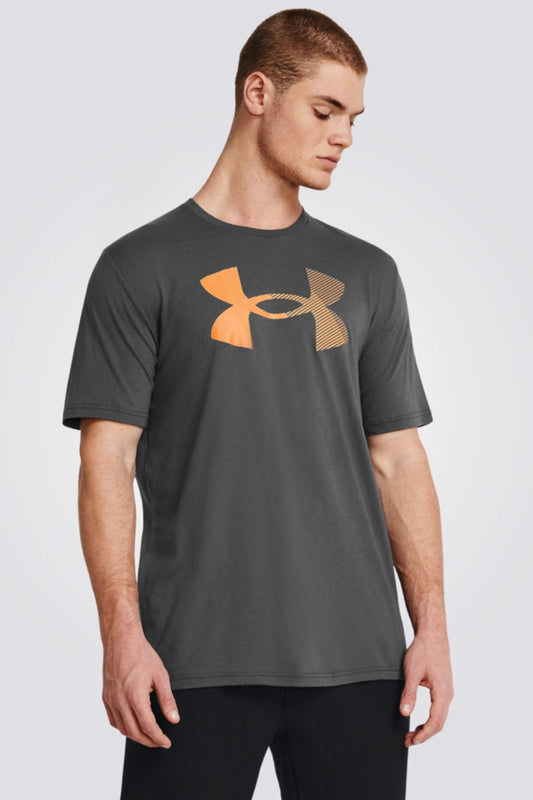חולצה מבית המותג UNDER ARMOUR, עשויה מבד מנדף זיעה ששומר על הגוף שלך מאורר לאורך האימון.