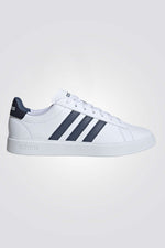נעליים מבית המותג ADIDAS, בעלות מדרס פנימי ששומר על הרגל ועוטף אותה ברכות. סולייה חיצונית שמספקת, אחיזה מלאה בקרקע