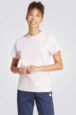 חולצה מבית המותג ADIDAS, עשויה מבד רך ונוח. משלבת בין נוחות לאופנתיות.