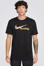 חולצה מבית המותג NIKE, עשויה מבד מנדף זיעה ששומר על הגוף שלך מאורר לאורך כל האימון.