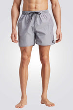 בגד ים מבית המותג ADIDAS, עשוי מבד שמתייבש בקלות ומנדף זיעה ששומר על הגוף שלך מאורר. מותן אלסטית עם שרוך להתאמה מושלמת. כיסי רשת בצדדים לשמירה על החפצים שלך בצורה הנוחה ביותר.