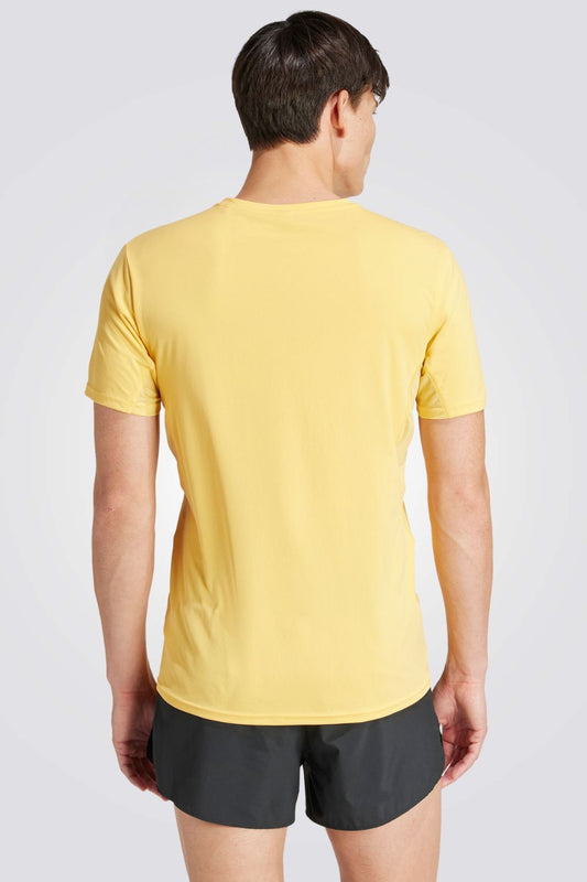 חולצה מבית המותג ADIDAS, עשויה מחומר מנדף זיעה ששומר על הגוף שלך מאורר לאורך כל האימון.